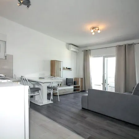 Apartment Cosy In Tisno, 40 Sqm, Parking Included Tisno